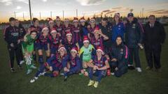 Las jugadoras del Bar&ccedil;a posan con gorros navide&ntilde;os, tras ganar en Vallecas.