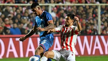 Uruguay's Nacional Yonathan Rodriguez (L) and Argentina's Union Santa Fe Mauro Luna vie for the ball during their Copa Sudamericana football tournament round of sixteen second leg match, at the 15 de Abril stadium in Santa Fe, Argentina, on July 5, 2022. (Photo by Jose ALMEIDA / AFP)