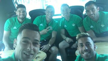 Guardado, rodeado de compañeros en el Betis.