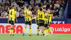 Los jugadores del Real Zaragoza celebran el gol del empate de Bermejo.