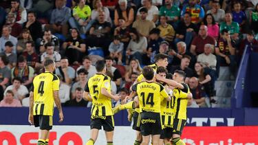 Los jugadores del Real Zaragoza celebran el gol del empate de Bermejo.