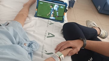 Hugo, cogido de la mano por su padre Javier