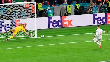 Gianluigi Donnarumma detiene a ?lvaro Morata uno de los penaltis lanzados durante la tanda de semifinales de la Eurocopa de 2021.