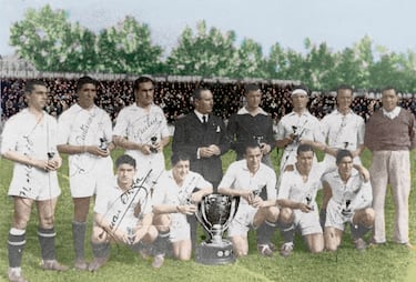 El Sevilla dirigido por Ramón Encinas ganó su primera y única liga el 31 de marzo de 1946 al empatar el partido ante el Barcelona con gol de Araujo. El segundo clasificado fue el Barcelona, solo a un punto del líder.