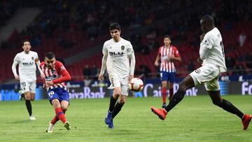 MADRID, SPAIN - APRIL 24:  Angel Correa of Atletico Madrid scores his team&#039;s third goal during the La Liga match between Club Atletico de Madrid and Valencia CF at Wanda Metropolitano on April 24, 2019 in Madrid, Spain. (Photo by Denis Doyle/Getty Im