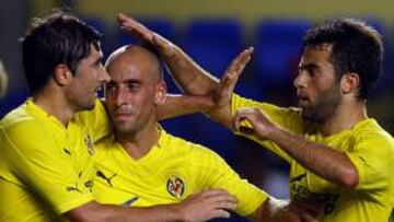 3-0. Cani, Borja Valero y Rossi celebran el tercer gol del partido.