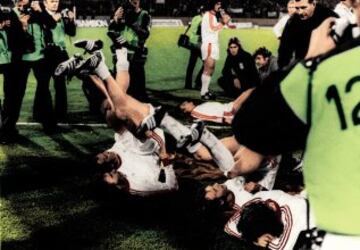 El 15 de mayo de 1974 se disputó en Heysel la final de la Copa de Europa entre el Bayern Múnich y el Atlético de Madrid. Los jugadores estirando antes de la prórroga.