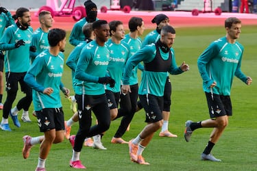 Los jugadores del Real Betis entrenan en el estadio de La Cartuja de cara al partido que disputarán mañana frente al Sevilla.
