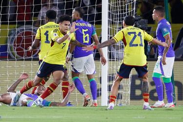 La Selección Colombia terminó de manera esplendida el 2023. El equipo nacional comenzó un nuevo camino para la clasificación al Mundial de 2026, donde al cabo de 6 fechas disputadas ocupa la tercera casilla con 12 puntos y es el único equipo invicto. En estas jornadas los dirigidos por Néstor Lorenzo lograron un hito al vencer por primera vez a Brasil en las Eliminatorias, así mismo lograron terminar el año con 7 Triunfos y 5 empates, siendo una de las pocas selecciones que no perdieron en este año.