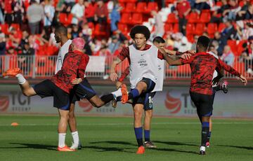 Axel Witsel calienta con sus compa?eros del Atl¨¦tico previo al partido contra el Almer¨ªa.