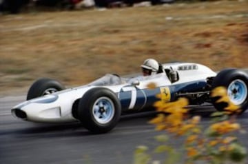 En la década de los 60, en 1964, Ferrari dio un vuelco a su rojo y lo sustituyó por la combinación entre azul grisáceo y blanco al que llamó Ferrari 158. John Surtees es el que dirige el de la imagen durante el GP de Francia.