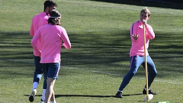 Nadie como Griezmann para robar sonrisas. Ayer al convertir en micro una pica ante Costa y Filipe. Su naturalidad conquista.