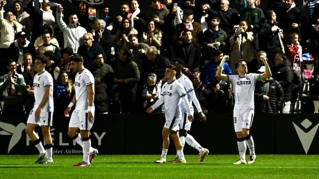 El Ceuta gana al Córdoba el cuerpo a cuerpo, en media hora de locura