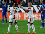 MADRID, 06/11/2025.- El centrocampista del Rayo Vallecano Isi Palazón (d) celebra su gol durante el partido de Liga Conferencia que Rayo Vallecano y Lech Poznan disputan este jueves en el estadio de Vallecas. EFE/ Juanjo Martín