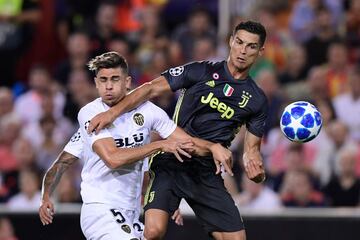 Gabriel Paulista y Cristiano Ronaldo.