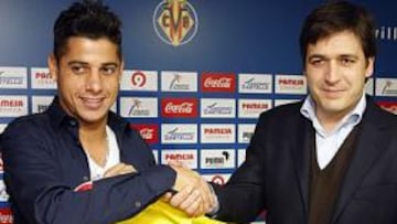 <b>PRESENTADO. </b>Cicinho, ayer con Fernando Roig Negueroles.