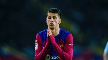 BARCELONA, 31/01/2024.- El defensa portugués del Barcelona Joao Cancelo sufre un golpe durante el partido de la jornada 20 de LaLiga EA Sports entre FC Barcelona y CA Osasuna, este miércoles en el Estadi Olímpic Lluís Companys en Barcelona. EFE/ Alejandro Garcia
