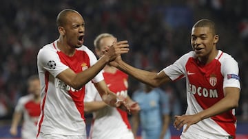 Fabinho y Mbapp&eacute; celebran un gol del M&oacute;naco ante el Manchester City.