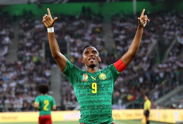 Eto'o regresó a la selección de Camerún en 2013, tras haber renunciado brevemente por desacuerdos con la federación y críticas recibidas. Su retorno fue impulsado por el deseo de liderar al equipo en la Copa del Mundo de Alemania 2014. Como capitán y figura emblemática, Eto'o asumió el reto con orgullo y compromiso, buscando dejar huella en el torneo más importante del fútbol.