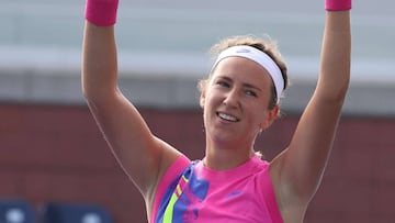 Victoria Azarenka reacciona durante su partido ante Ons Jabeur en el Western & Southern Open, el Premier 5 de Cincinnati, en el USTA Billie Jean King National Tennis Center de Nueva York.