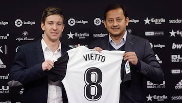 GRAF064. VALENCIA, 04/01/2018.- El delantero argentino Luciano Vietto (i) junto al presidente del Valencia, Anil Murthy (d), durante su presentaci&oacute;n hoy en la Ciudad Deportiva de Paterna, como nuevo jugador del Valencia, donde jugar&aacute; cedido 