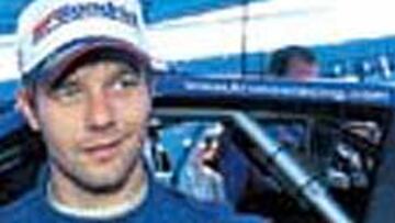 Loeb brinda por su triunfo.