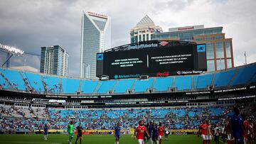 Soccer Football - FIFA Club World Cup - Round of 16 - Benfica v Chelsea - Bank of America Stadium, Charlotte, North Carolina, U.S. - June 28, 2025 General view of players walking off the pitch after referee Slavko Vincic signals a weather delay to the match REUTERS/Agustin Marcarian