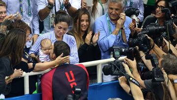 Michael Phelps saluda a su novia Nicole Johnson y su madre Debbie Phelps y besa a su hijo de tres meses Boomer Phelps tras recibir la medalla de oro de campe&oacute;n de 200 metros mariposa de los Juegos Ol&iacute;mpicos de R&iacute;o.