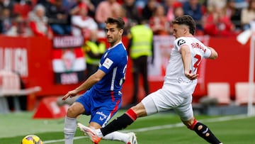 SEVILLA , 16/03/2025.- El defensa del Sevilla Adriá Pedrosa (d) pelea un balón con el centrocampista del Athletic Beñat Prados, durante el partido de LaLiga entre el Sevilla y el Athletic Club, este domingo en el estadio Ramón Sánchez Pizjuán. EFE/ Julio Muñoz