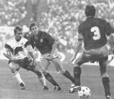 Alemania, anfitriona de la Eurocopa de ese año, se tomó la revancha de la Eurocopa anterior y dejó a España sin opciones de seguir en la competición. Con el doblete conseguido por Rudi Völler, los germanos doblegaron al combinado dirigido por Miguel Muñoz en un partido fatídico para ellos en el que no fueron capaces de hacer frente a la superioridad teutona.