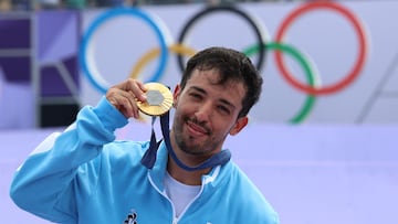 Gold medallist Argentina's Jose Torres Gil poses with his medal after the Men's Cycling BMX Freestyle Park Final during the Paris 2024 Olympic Games in Paris, on July 31, 2024. (Photo by EMMANUEL DUNAND / AFP)