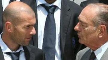 <b>COMPRENSIVO</b>. En su recepción a la selección subcampeona, Chirac no dudó en dedicar unas palabras de apoyo al centrocampista tras su expulsión en la final.