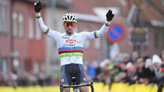 Mathieu Van Der Poel celebra su victoria en el Gullegem Cyclocross de 2020.