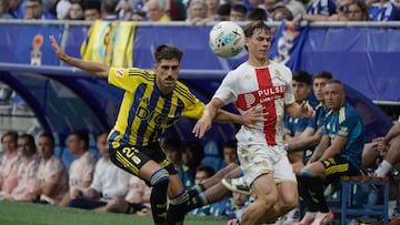 OVIEDO, 31/07/2025.- El lateral del Real Oviedo Nacho Vidal (i) ante un jugador del Génova durante un encuentro en uno de los actos del centenario del Real Oviedo. El Real Oviedo celebrará esta tarde en el Carlos Tartiere uno de los actos de su centenario, que se cumple el año que viene, en el que los azules disputarán un triangular ante dos equipos de máxima categoría como Villarreal y Génova y en el que se homenajeará al capitán Santi Cazorla. Los actos arrancarán a las 19:00 horas en el Carlos Tartiere y se disputarán tres partidos de 45 minutos cada uno: el primero será el Villarreal-Génova, el segundo el Real Oviedo-Génova y el tercero el Real Oviedo-Villarreal, partido que también se dará en La Cerámica en la jornada inaugural de la primera división. EFE/ Paco Paredes