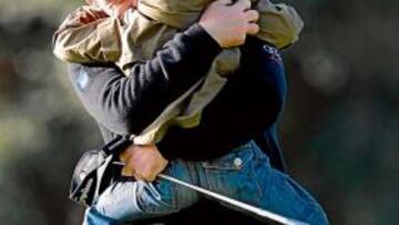 <b>CON SU HIJO. </b>El danés Kjeldsen se abraza a su hijo tras ganar.