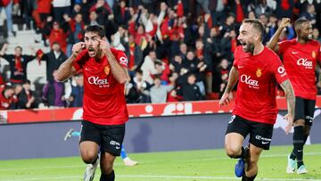 PALMA DE MALLORCA. 29/11/2023.- El delantero del Mallorca Abdón Prats (i) celebra el primer gol del equipo mallorquín durante el encuentro aplazado de la jornada 13 que disputan hoy miércoles frente al Cádiz en el estadio de Son Moix, en la capital balear. EFE/CATI CLADERA.
