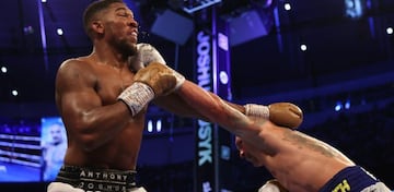 Anthony Joshua recibe un golpe de Oleksander Usyk.