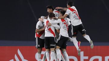 Argentina's River Plate Fabrizio Angileri celebrates with teammates after scoring against Colombia's Independiente Santa Fe during the Copa Libertadores football tournament group stage match at the Monumental Stadium in Buenos Aires, on May 19, 2021. (Photo by Juan Ignacio RONCORONI / POOL / AFP)