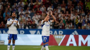 ZARAGOZA, 26/05/2023.- El centrocampista y capitán del Real Zaragoza, Alberto Zapater (c), recibe un homenaje durante su último encuentro, entre el Zaragoza y el CD Tenerife correspondiente a LaLiga SmartBank en La Romareda, Zaragoza, este viernes. EFE/ Javier Cebollada
