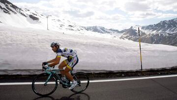 El ciclista belga Thomas de Gendt sube el Stelvio durante el Giro de Italia 2012.