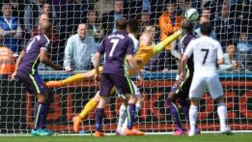 Paradón de Joe Hart a cabezazo de Fernández.