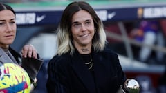 Soccer Football - LaLiga - FC Barcelona v Valencia - Camp Nou, Barcelona, Spain - March 5, 2023 FC Barcelona's Mapi Leon poses with her trophy The FIFA Women´s World 11 2022 before the match REUTERS/Albert Gea