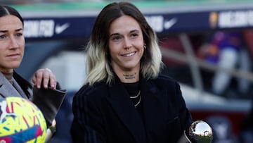 Soccer Football - LaLiga - FC Barcelona v Valencia - Camp Nou, Barcelona, Spain - March 5, 2023 FC Barcelona's Mapi Leon poses with her trophy The FIFA Women´s World 11 2022 before the match REUTERS/Albert Gea