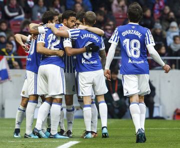 Los jugadores celebran el 0-1 de Willian José.