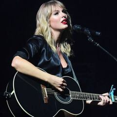 Who discovered Taylor Swift? Who signed the pop star’s first first record deal?