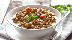 Los chefs vascos coinciden: “Para que las lentejas queden perfectas tienes que echar dos copas de cava antes de la patata”