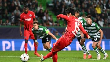 01 November 2022, Portugal, Lissabon: Soccer: Champions League, Sporting Lisbon - Eintracht Frankfurt, Group Stage, Group D, Matchday 6 at Estádio José Alvalade XXI. Frankfurt's Daichi Kamada scores the 1-1 on a penalty kick. Photo: Arne Dedert/dpa (Photo by Arne Dedert/picture alliance via Getty Images)