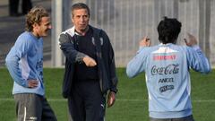 &Oacute;scar Tab&aacute;rez junto a Forl&aacute;n en un entrenamiento con Uruguay. 