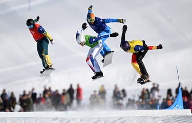 Adam Lambert (Australia), Aidan Chollet (Francia), Lorenzo Sommariva (Italia) y Leon Ulbricht (Alemania) compiten en las semifinales de snowboard cross por equipos mixtos.