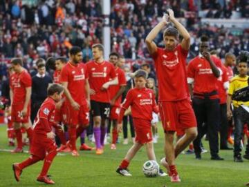 Steven Gerrard deja el Liverpool tras 17 años defendiendo la misma camiseta. Anfield se vistió de gala para hacer inolvidable su despedida.